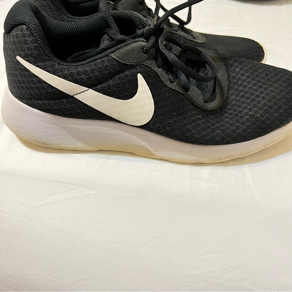 Nike woman’s black shoes size 8 - Picture 2 of 9